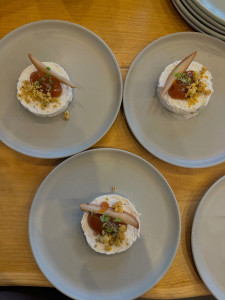 Photo de galerie - Mousse de fromage  de chèvre 
Déclinaison de poire 
Crumble au herbes 