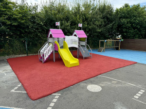 Photo de galerie - Installation de jeux enfant avec encrage au sol