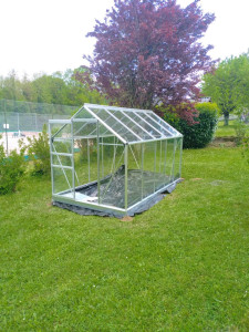 Photo de galerie - Montage d'une serre en verre sur plots béton 