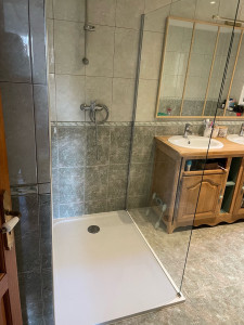 Photo de galerie - Pose d’un receveur ultra plat et parois de douche ainsi que remplacement du meuble, vasques et miroir 