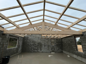 Photo de galerie - Fabrication et pose d’une ferme moisée en épicéa