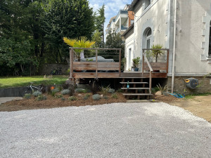 Photo de galerie - Après chantier Nantes , massif au pied de la terrasse + gravier chemin 