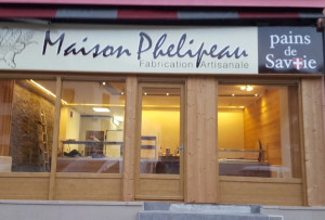Photo de galerie - Pose d’une vitrine en imitation bois avec les habillages extérieurs en mélèze et pose d’une enseigne 