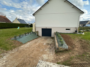 Photo de galerie - Création de haie avec pose de bâche 