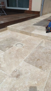 Photo de galerie - Tour de piscine en travertin