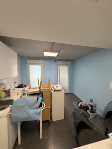 Photo de galerie - Peinture et rénovation d’un cabinet de pédiatrie avec des couleurs adaptées et agréables pour les enfants.