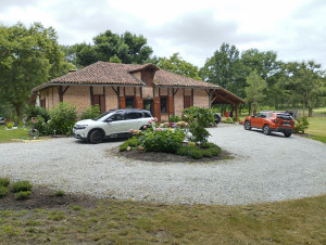 Photo de galerie - Réalisation d'un chemin d'accès et d'un rond-point en grave calcaire 