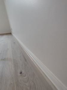 Photo de galerie - Finition avec pose de plinthe et joint de finition 