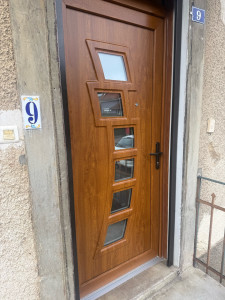 Photo de galerie - Pose d’une porte d’entrée chêne doré extérieur blanc intérieur 