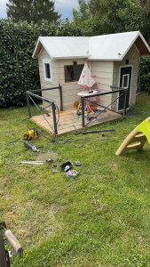 Photo de galerie - Fabrication d’une maisonnette d’enfant fait entière sur mesure, avec une terrasse et une barrière . ( possibilité d’avoir des photos par message du résultat final )