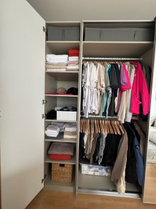 Photo de galerie - Montage dressing IKEA avec deux porte coulissant installation des étagères et des tringles à cintre.