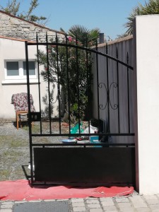 Photo de galerie - Ponçage +peinture au rouleau et pinceau sur portail en fer forgé 