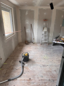 Photo de galerie - Réalisation complète de l’isolation intérieure et pose de plaques de plâtre dans une maison, avec travaux de plâtrerie et finitions.