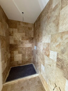 Photo de galerie - Pose de carrelage dans une salle de bain avec un finition propre 