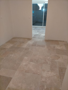 Photo de galerie - Pose travertin 20m2 dressing plus chambre 