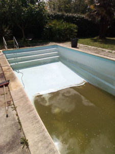 Photo de galerie - Vidange complète d'une piscine, nettoyage haute pression de la piscine et de la terrasse, réparation skimmer.
remise en route de la filtration et de la piscine avec produit 