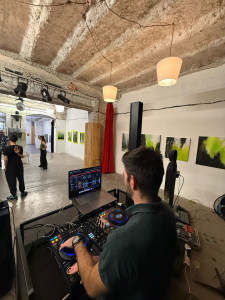 Photo de galerie - Préparation performance vernissage expo 