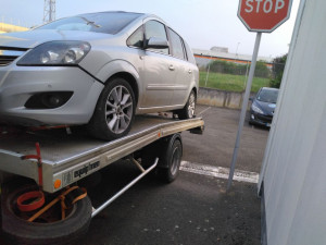 Photo de galerie - Dépannage dépanneuse porte voiture service 