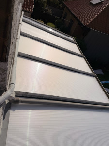 Photo de galerie - Changement de plaque polycarbonate en 32mm sur Veranda + traitement anti-mousse sur gouttière 