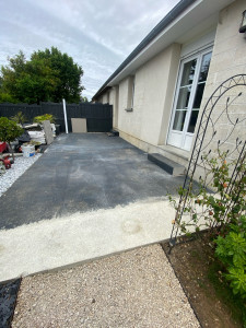 Photo de galerie - Terrasse sur dalle béton avant réalisation. Pose de carrelage extérieur en cours de préparation