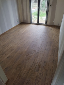 Photo de galerie - Pose de lame de parquet flottant et plinthes bois