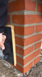 Photo de galerie - Épongeage des joints, prêt à livrer (brique poser en panneresse)