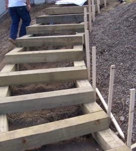 Photo de galerie - Création d'un escalier en chêne traversin en extérieur 