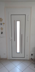 Photo de galerie - Installation d'une porte d'entrée en Aluminium 