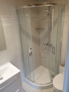 Photo de galerie - Pose de paroi de douche ,meuble,miroir ,WC,carrelages,faience,sèche serviette....