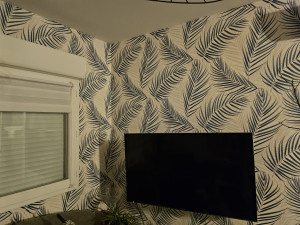 Photo de galerie - Papier peint salon et installation d'un téléviseur suspendu 