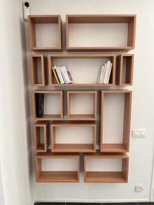 Photo de galerie - Pose d’une bibliothèque suspendu 