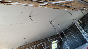 Photo de galerie - Passage des gaines électriques dans le Placo 