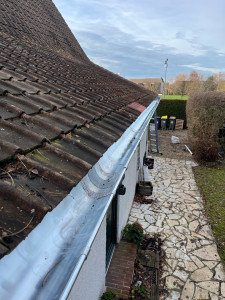 Photo de galerie - Pose de gouttière en zinc  diamètre 33. 