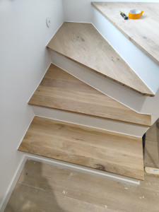 Photo de galerie - Création marche chêne massif sur mesure 