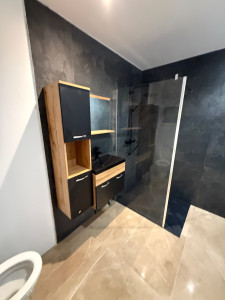 Photo de galerie - Rénovation complète d’une salle de bain, au départ c’était un simple receveur surélevé de 80/90 qu’on a changer en optant pour un receveur extra plat et poser le carrelage à ras du receveur de douche 