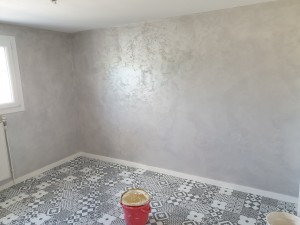 Photo de galerie - Murs en peinture décorative et sol en stratifié imitation carreaux de ciment