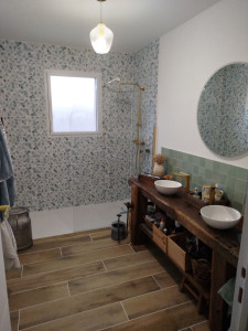 Photo de galerie - Salle de bain faites entièrement ( carrelage, faïence, restauration d'ancien établie pour faire un plan double vasque , pose paroi et mitigeurs ) 