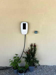 Photo de galerie - Pose d'une borne de recharge et d'une prise renforcée