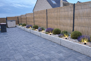 Photo de galerie - Bonjour voici une réalisation de pavage , plaque de béton imitation brique est clôture rigide avec occultant 