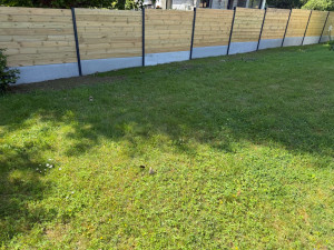 Photo de galerie - Réalisation d’une clôture bois avec plaque de soubassement béton 