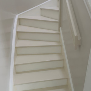 Photo de galerie - Peinture et rénovation d’escalier réalisées avec une finition propre et soignée