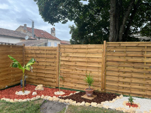 Photo de galerie - Pose d’une clôture panneaux, bois et création décoratif pour les plantes