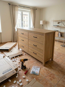Photo de galerie - Montage d'une commode.