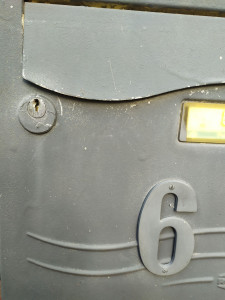 Photo de galerie - Remplacement de serrure de boîte aux lettres seul ou en batterie.