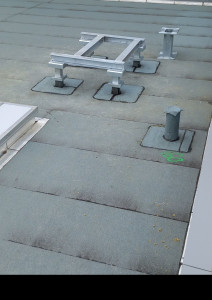Photo de galerie - Traitement et sécurisation des points singuliers sur toiture-terrasse ardoisée avant la pose des équipements techniques.
​L'intervention a consisté à réaliser l'étanchéité complète des liaisons complexes.