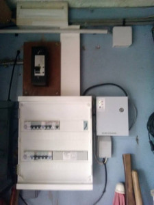 Photo de galerie - Particulier : mise aux normes tableau électrique et installation d'une alimentation secourue pour ouverture de porte .