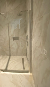 Photo de galerie - Installation mitigeur douche encastrée et parois vitrées 