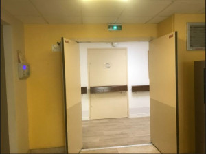 Photo de galerie - Peinture de couleur à l'entrée d'immeuble.