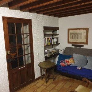 Photo de galerie - Mise en peinture murs bibliothéque Gite LES LUTINS