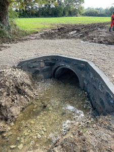 Photo de galerie - Création de passage à niveau avec buses béton et muret en pierre 